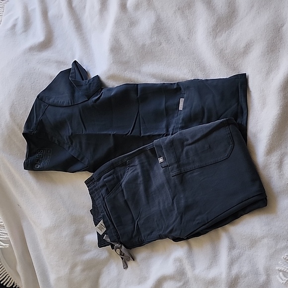 FIGS Scrub SET - Picture 3 of 5